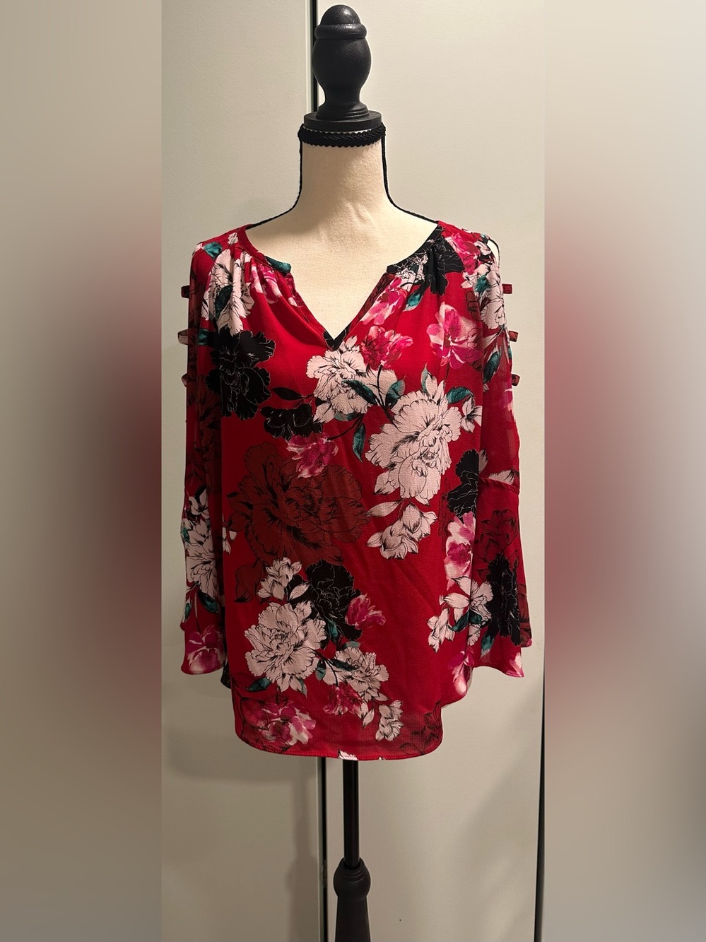 JENNIFER LOPEZ Size S Womens Red Floral V-Neck Blouse w/ Cold Shoulder Sleeves
